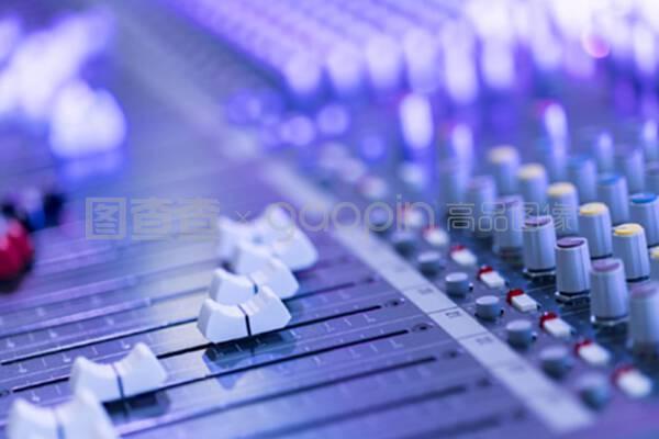 錄音棚混音臺(tái)與軟件開發(fā) 專業(yè)音樂(lè)制作的雙引擎